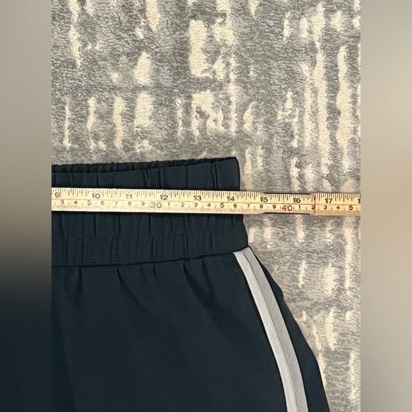 Vuori Cardiff Short in Charcoal Color Block, size M, EUC - Picture 6 of 8